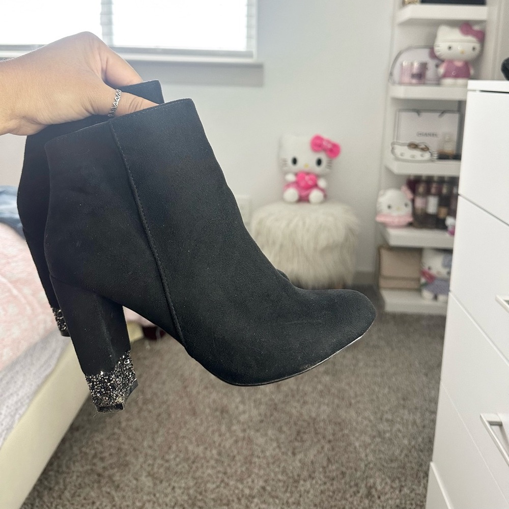 XOXO Booties with glittery heel ✨